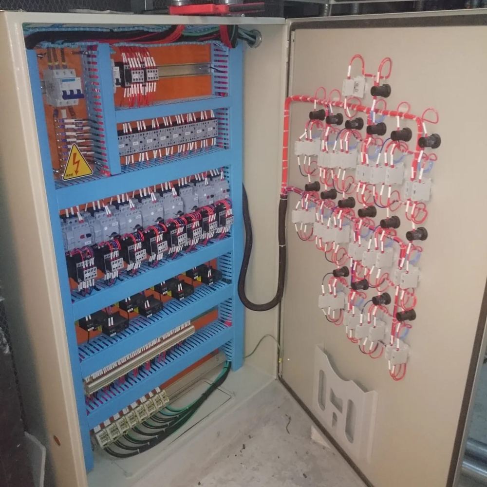 Quadro de comando industrial com contatoras, borneiras e cabeamento identificado