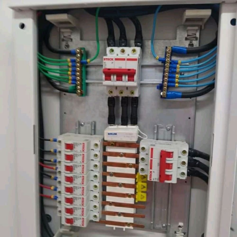 Quadro de distribuição com barramento de cobre e disjuntores alinhados