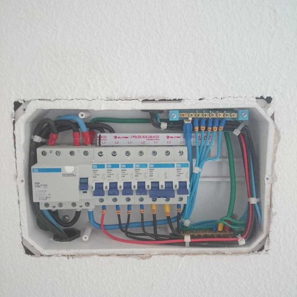 Quadro de distribuição residencial com disjuntor DR e circuitos identificados