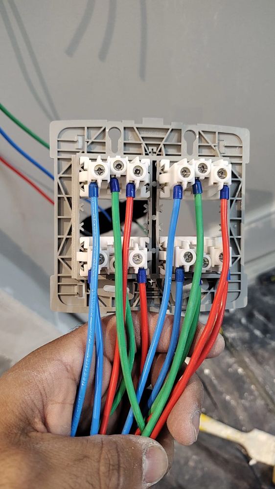 Conjunto de interruptores com fiação identificada por cores antes da instalação